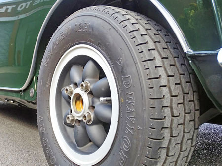 Close up of a 10" Rose Petal Wheel on a classic Mini Cooper S