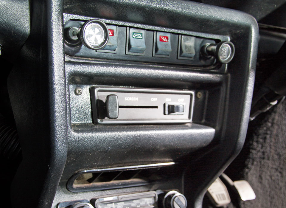 Centre console of Mini Special, featuring classic design elements and functionality.