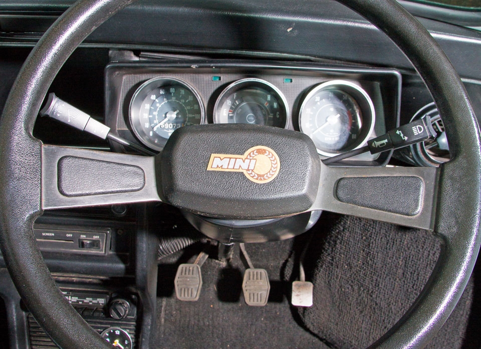 Close-up of the 2-spoke sports steering wheel in Mini Special, adding a sporty and vintage touch to the interior.